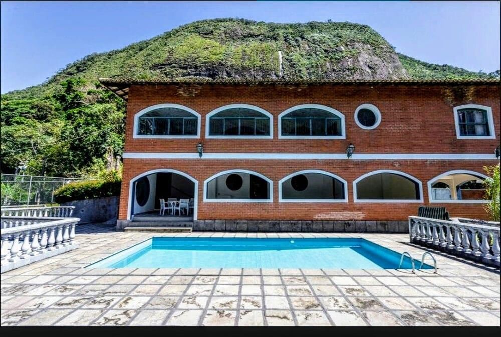 Casa à venda com 4 quartos, 1200m² - Foto 1