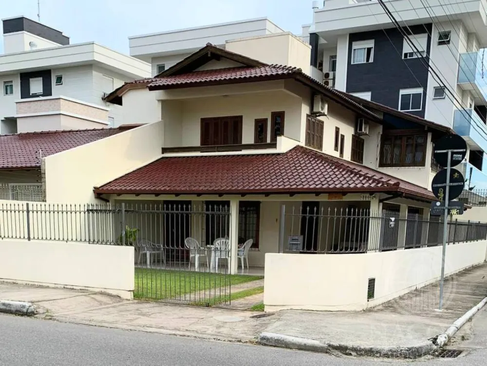 Casa, 6 quartos, 180 m² - Foto 1