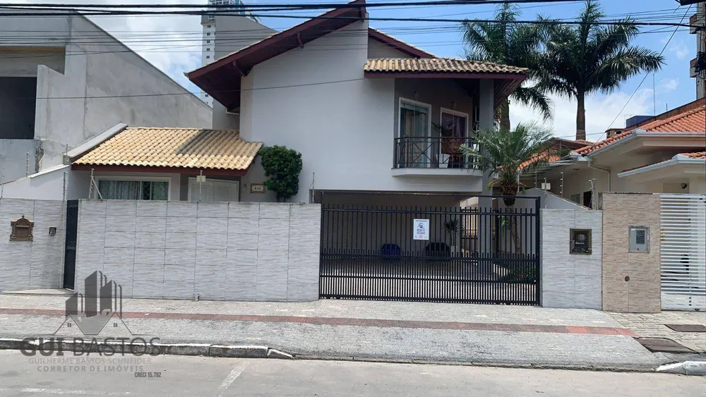 Casa, 4 quartos, 240 m² - Foto 1