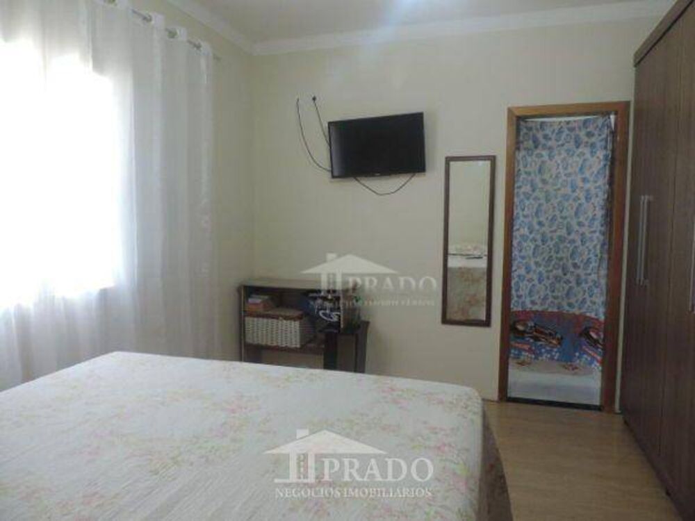 Casa à venda com 3 quartos, 210m² - Foto 1