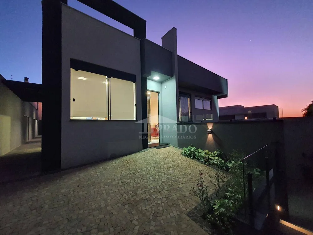 Casa, 4 quartos, 231 m² - Foto 1