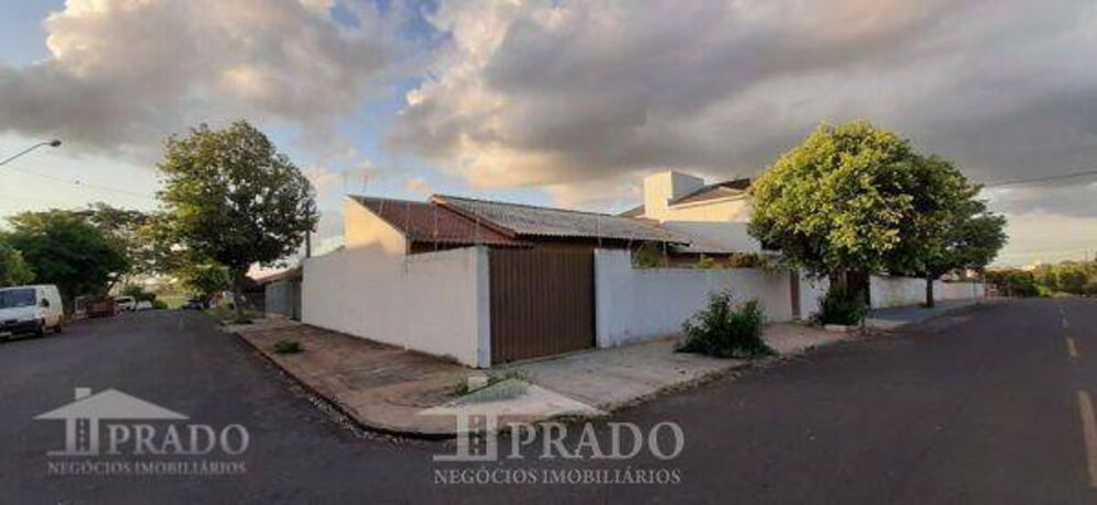 Casa à venda com 6 quartos, 250m² - Foto 1