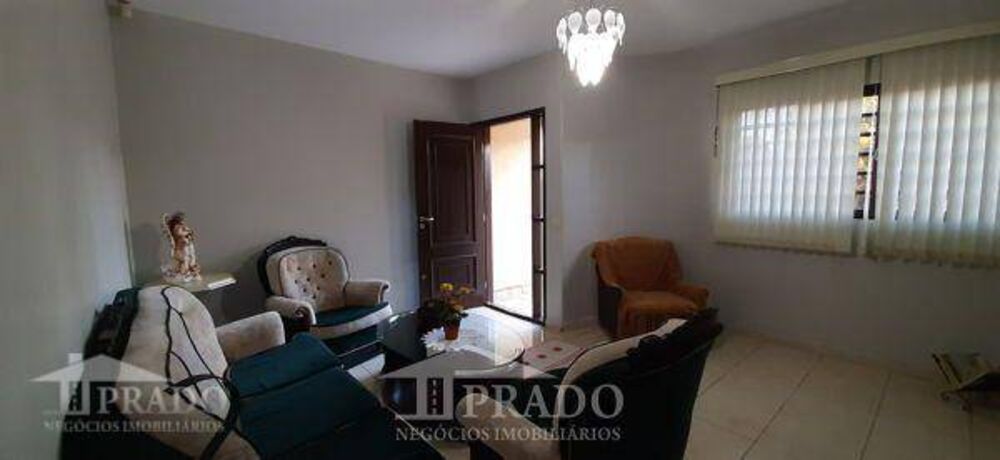 Casa à venda com 6 quartos, 250m² - Foto 2