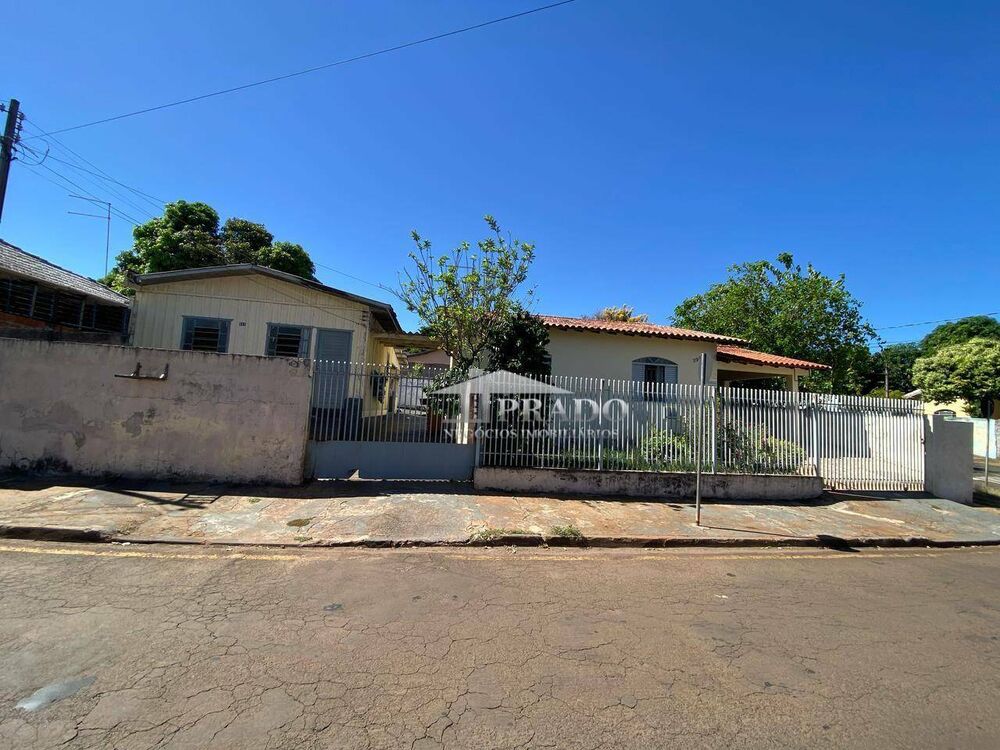 Casa à venda com 6 quartos, 220m² - Foto 1