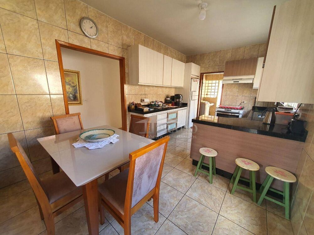 Casa à venda com 4 quartos, 163m² - Foto 1