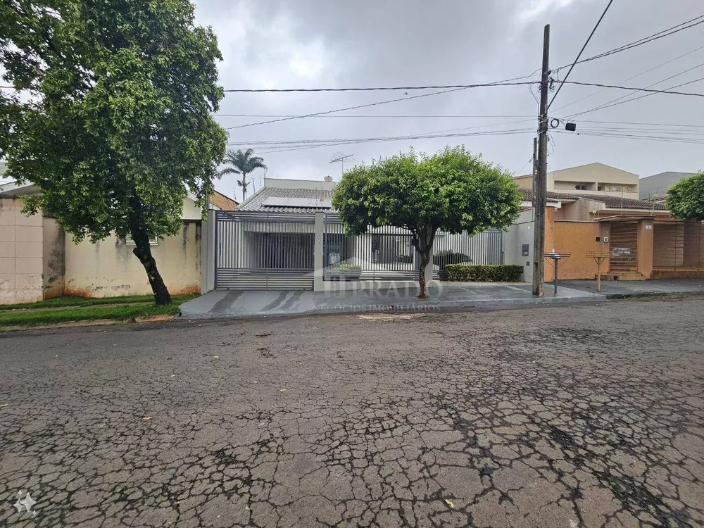 Casa à venda com 4 quartos, 220m² - Foto 1