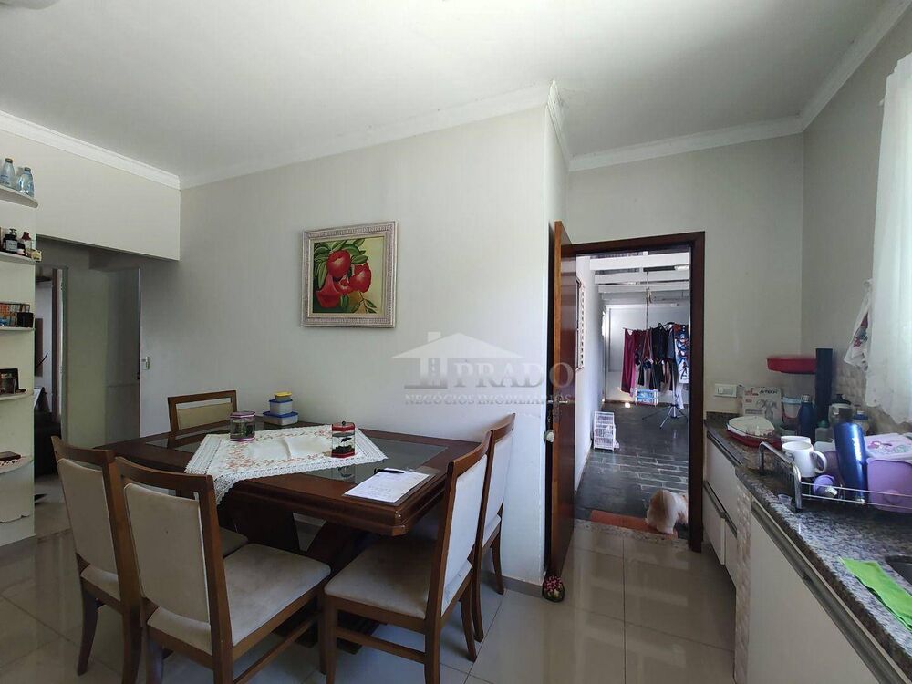 Casa à venda com 4 quartos, 220m² - Foto 4