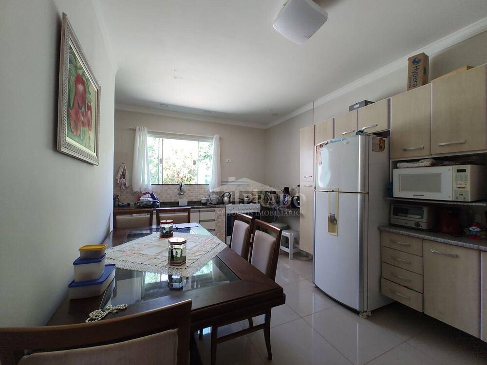 Casa à venda com 4 quartos, 220m² - Foto 3