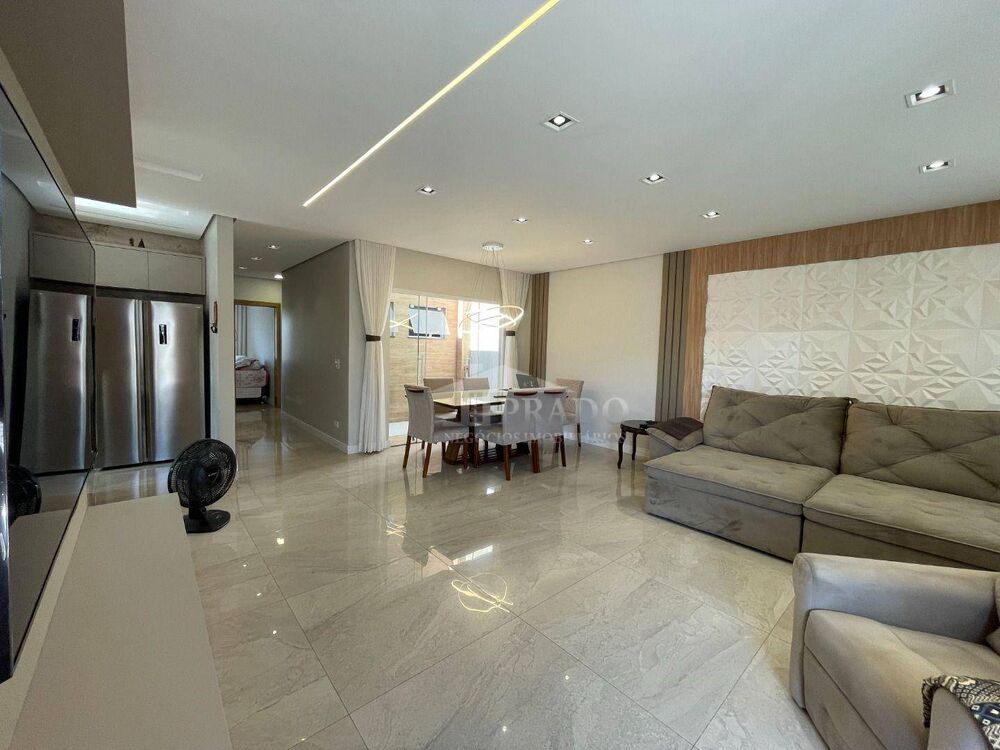 Casa à venda com 3 quartos, 168m² - Foto 1