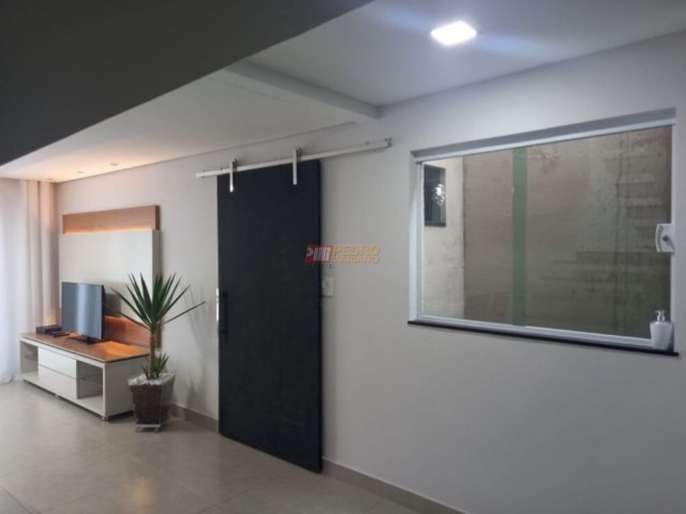 Sobrado à venda com 2 quartos, 200m² - Foto 2