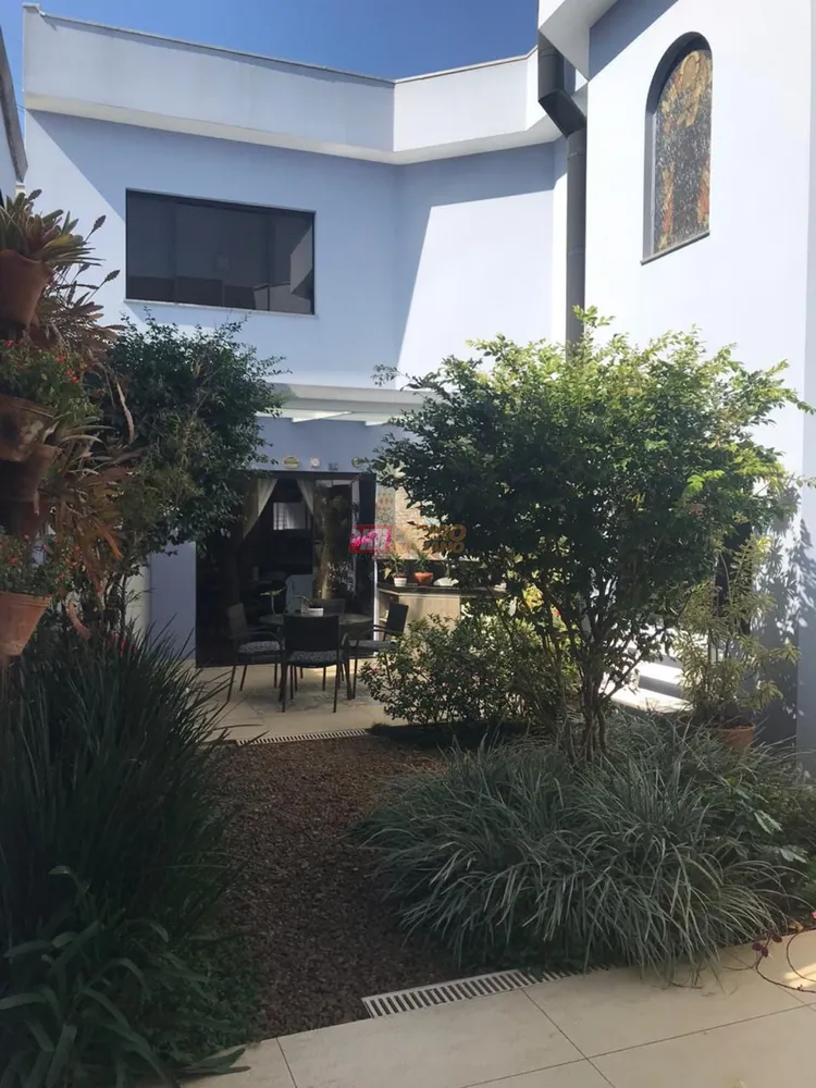 Sobrado, 3 quartos, 218 m² - Foto 1
