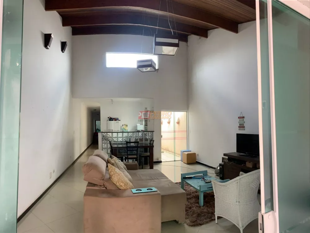 Sobrado à venda com 3 quartos, 180m² - Foto 1