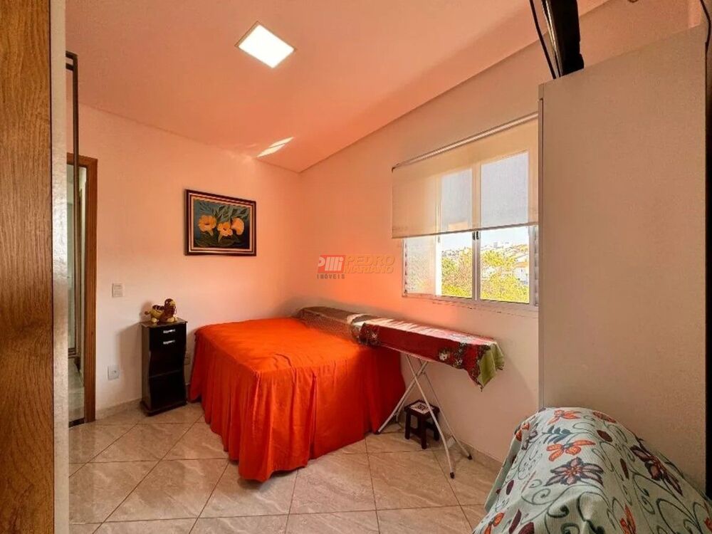 Sobrado à venda com 3 quartos, 270m² - Foto 1