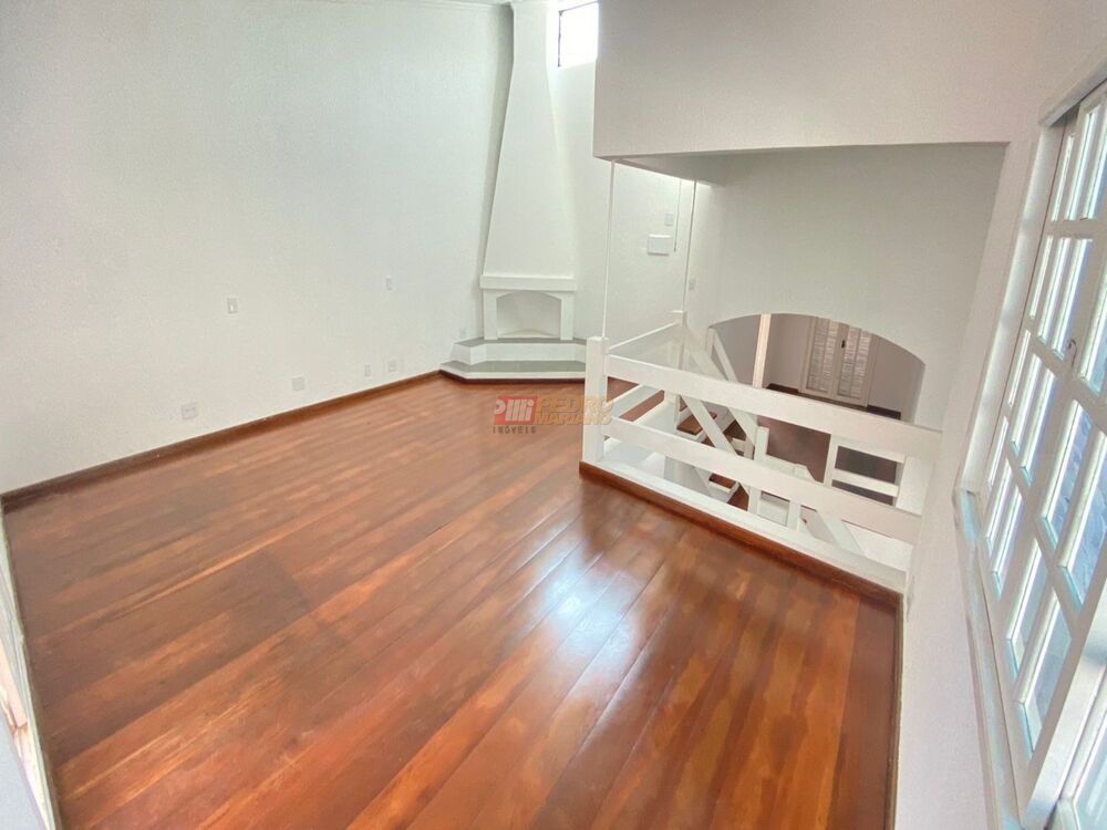 Casa à venda e aluguel com 3 quartos, 373m² - Foto 1