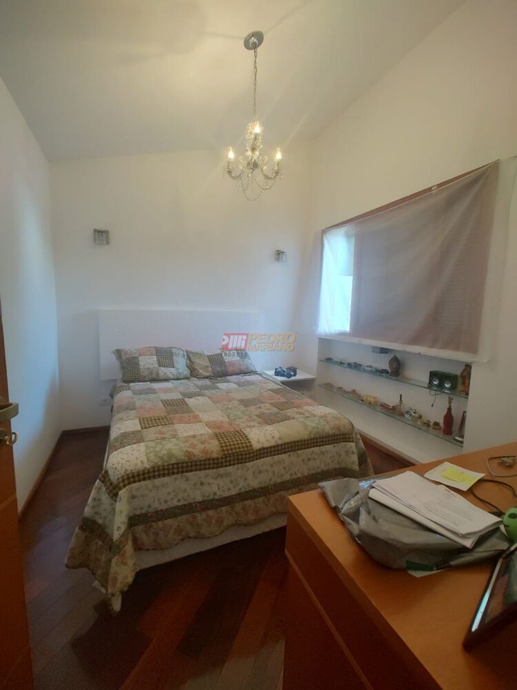 Sobrado à venda com 4 quartos, 388m² - Foto 1