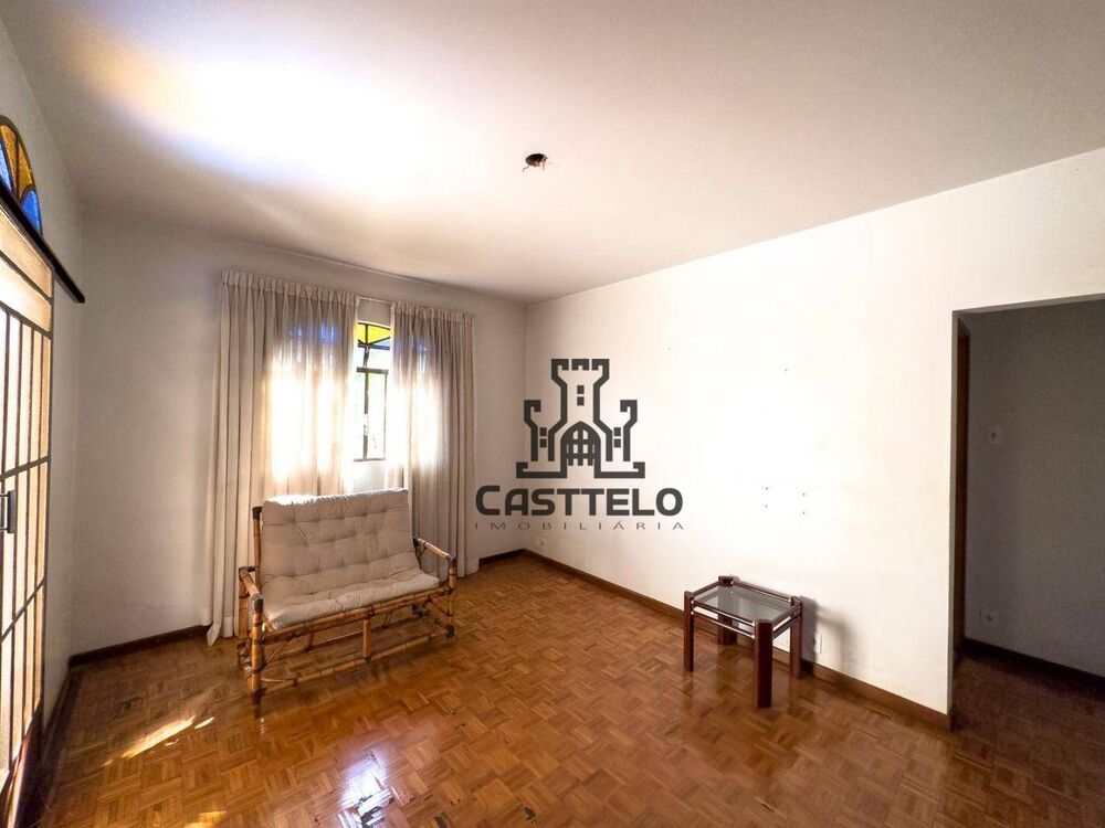 Casa à venda com 4 quartos, 220m² - Foto 2