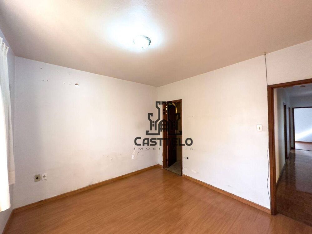 Casa à venda com 4 quartos, 220m² - Foto 4