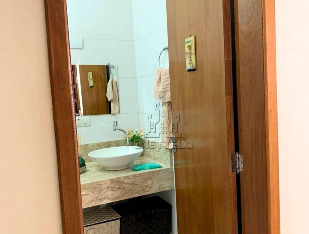 Casa à venda com 3 quartos, 128m² - Foto 1