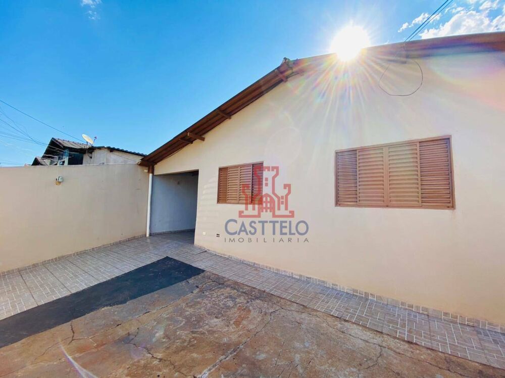 Casa à venda com 3 quartos, 128m² - Foto 1