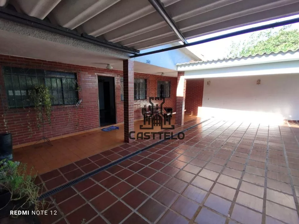 Casa à venda com 4 quartos, 240m² - Foto 2