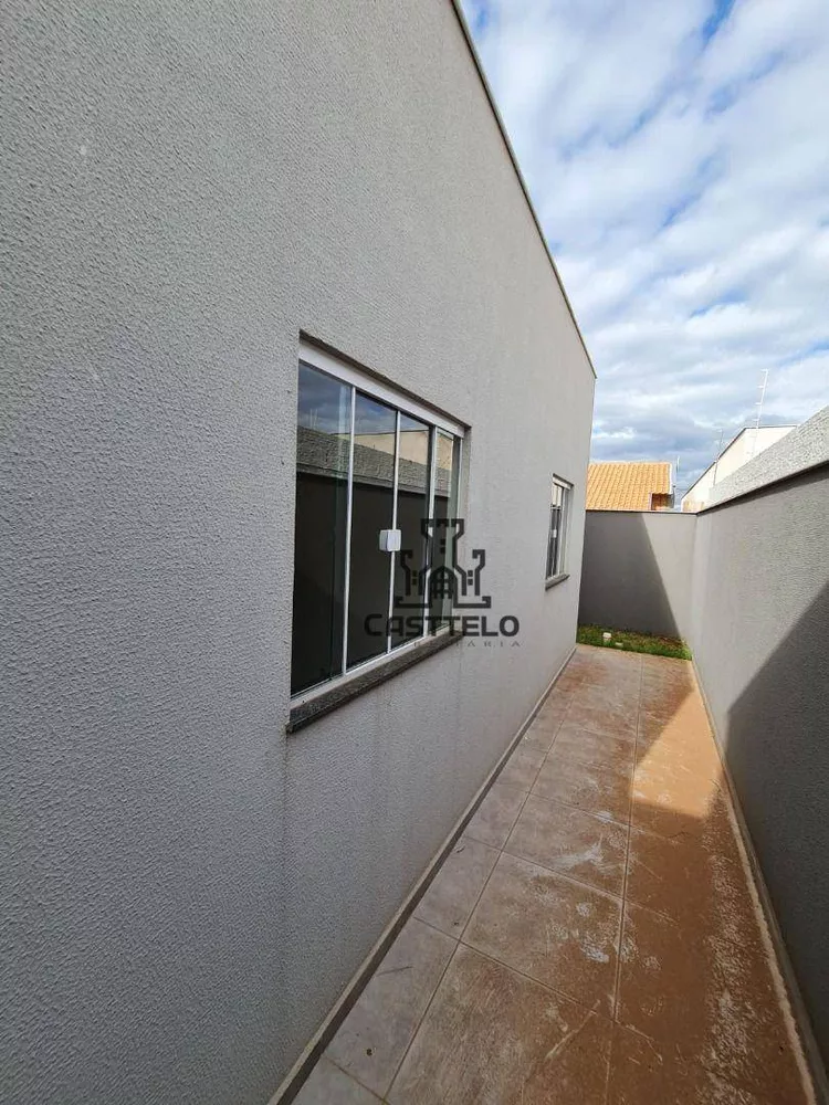 Casa à venda com 3 quartos, 72m² - Foto 2