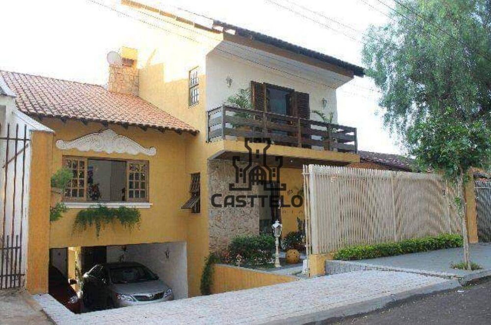 Sobrado à venda com 3 quartos, 300m² - Foto 1