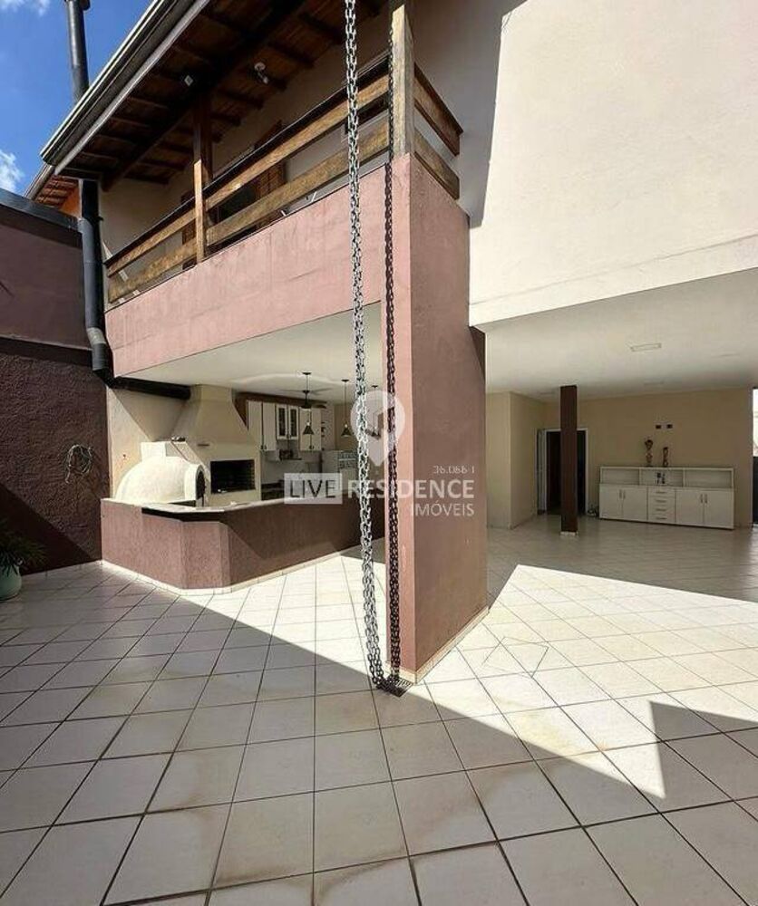 Casa à venda com 3 quartos, 247m² - Foto 1