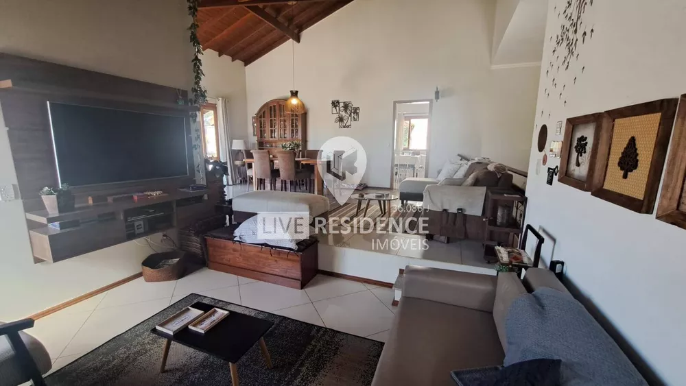 Casa à venda com 3 quartos, 210m² - Foto 1