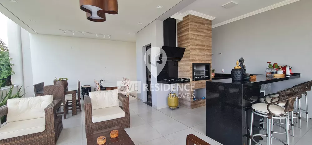 Casa à venda com 3 quartos, 250m² - Foto 1