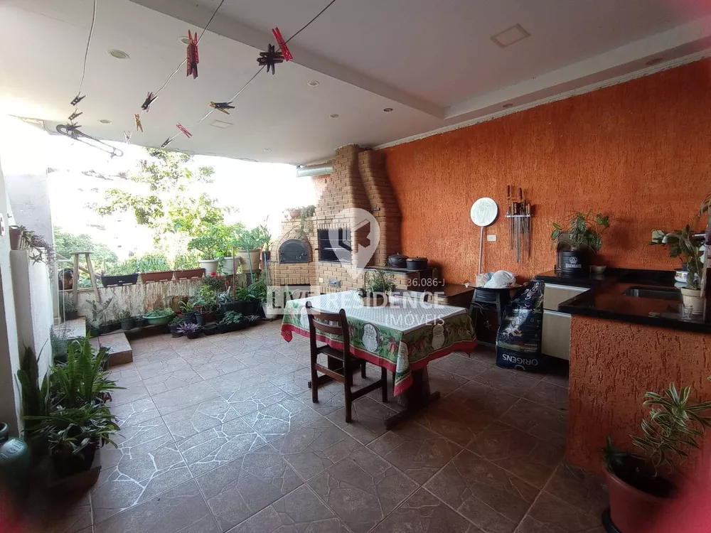 Casa à venda com 3 quartos, 178m² - Foto 1