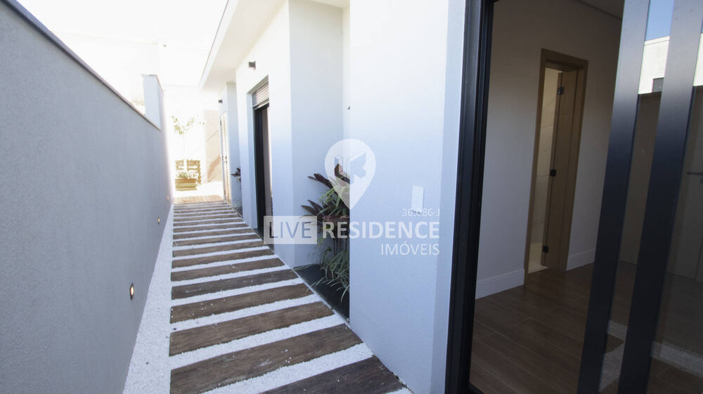 Casa à venda com 3 quartos, 208m² - Foto 2