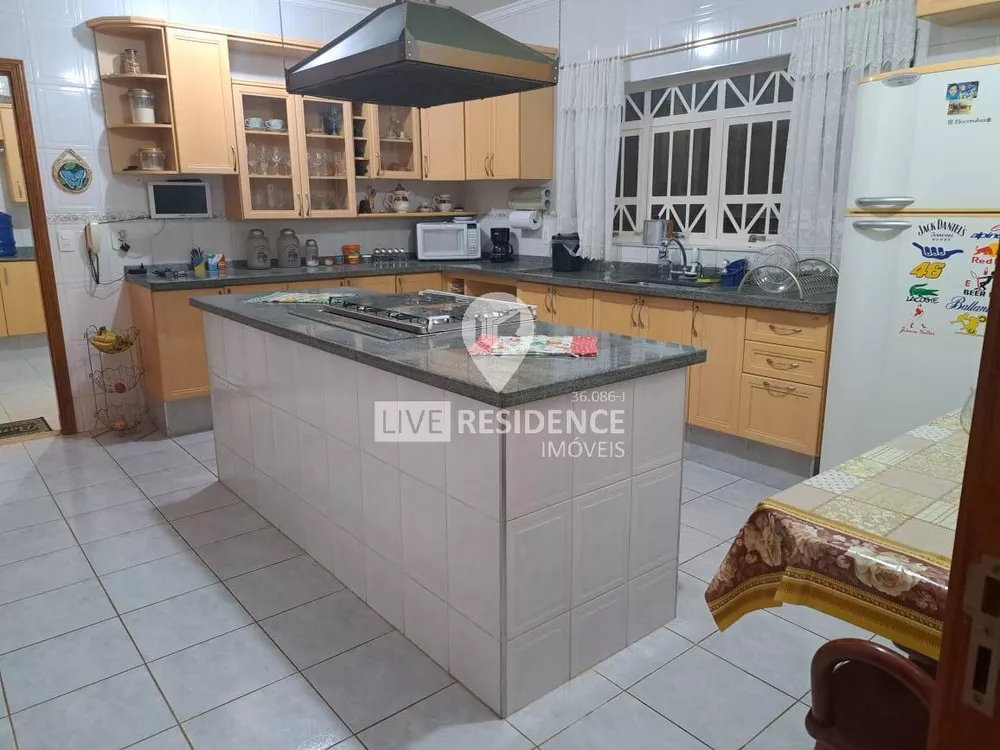 Casa à venda com 3 quartos, 340m² - Foto 1