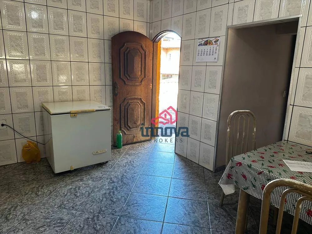 Casa à venda com 4 quartos, 250m² - Foto 4