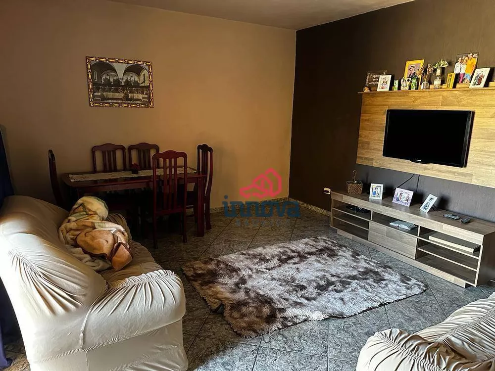 Casa à venda com 4 quartos, 250m² - Foto 1