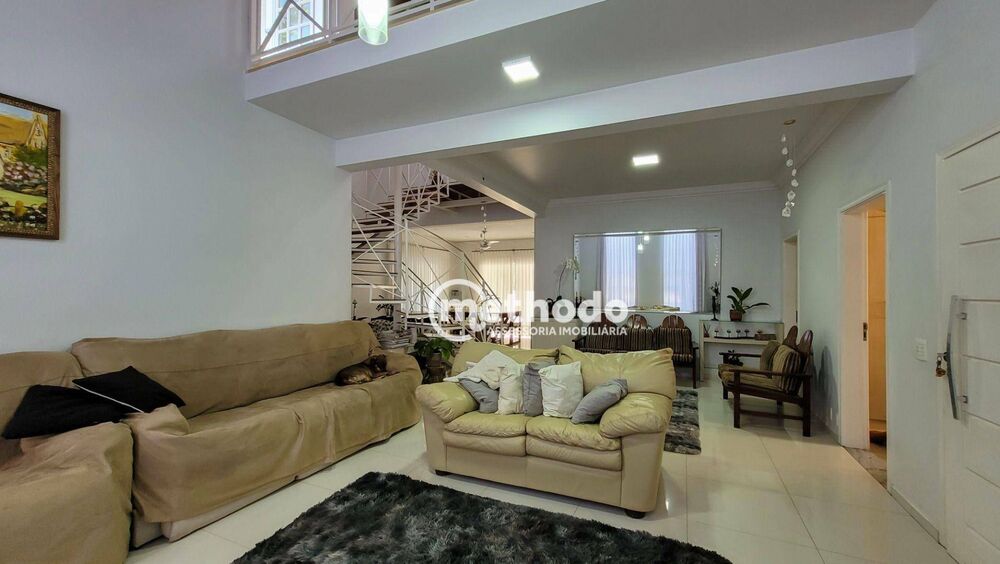 Casa à venda com 3 quartos, 278m² - Foto 1