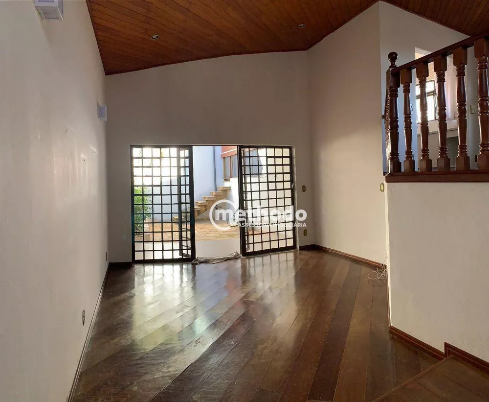 Casa à venda com 4 quartos, 244m² - Foto 4