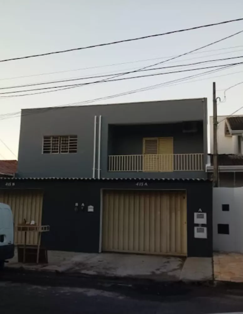 Casa à venda com 6 quartos, 220m² - Foto 1