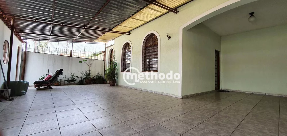 Casa à venda com 3 quartos, 244m² - Foto 1