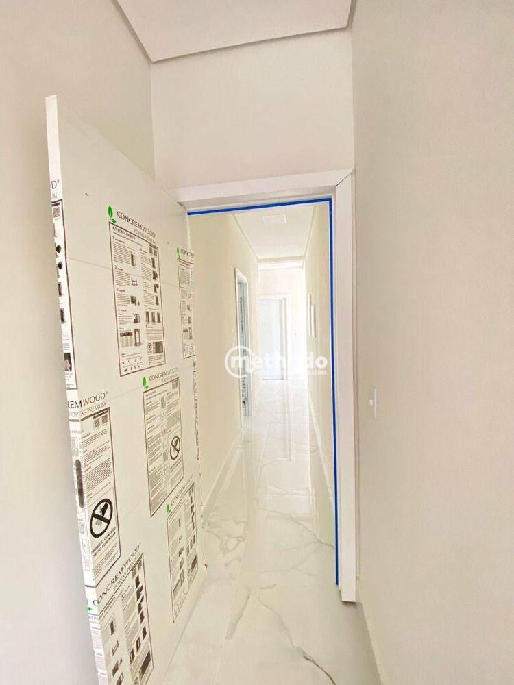 Casa de Condomínio à venda com 4 quartos, 244m² - Foto 4