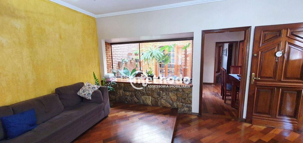 Casa à venda com 3 quartos, 157m² - Foto 1