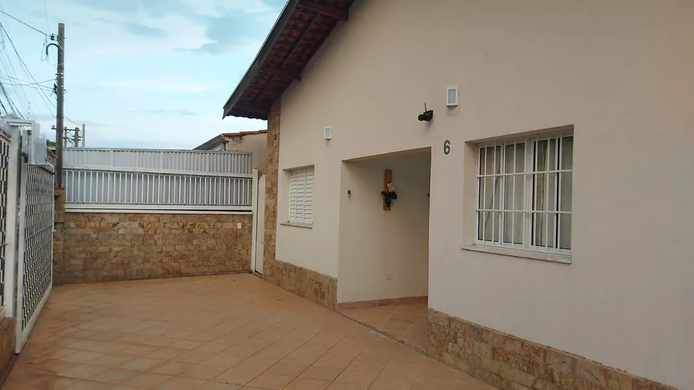 Casa à venda e aluguel com 3 quartos, 221m² - Foto 1