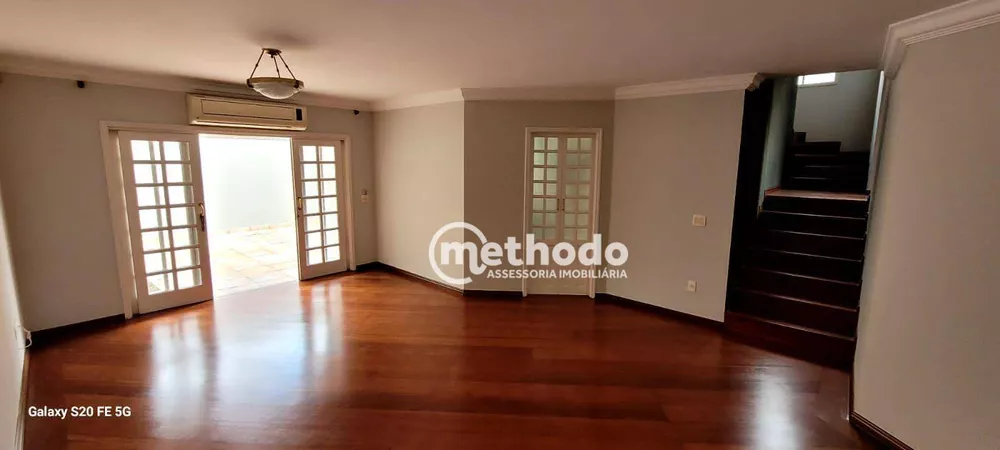 Casa à venda com 3 quartos, 214m² - Foto 1