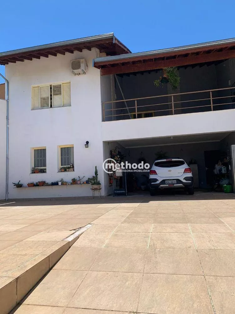 Casa à venda com 3 quartos, 241m² - Foto 1