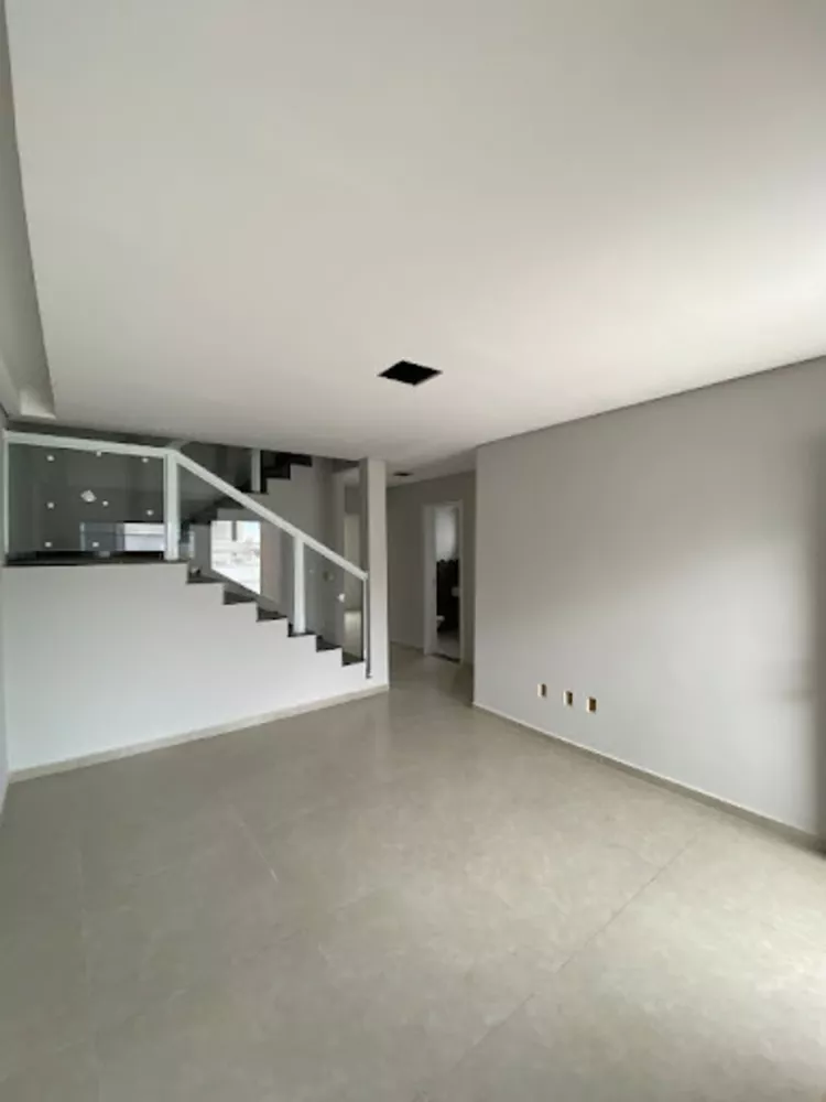 Casa à venda com 3 quartos, 160m² - Foto 2