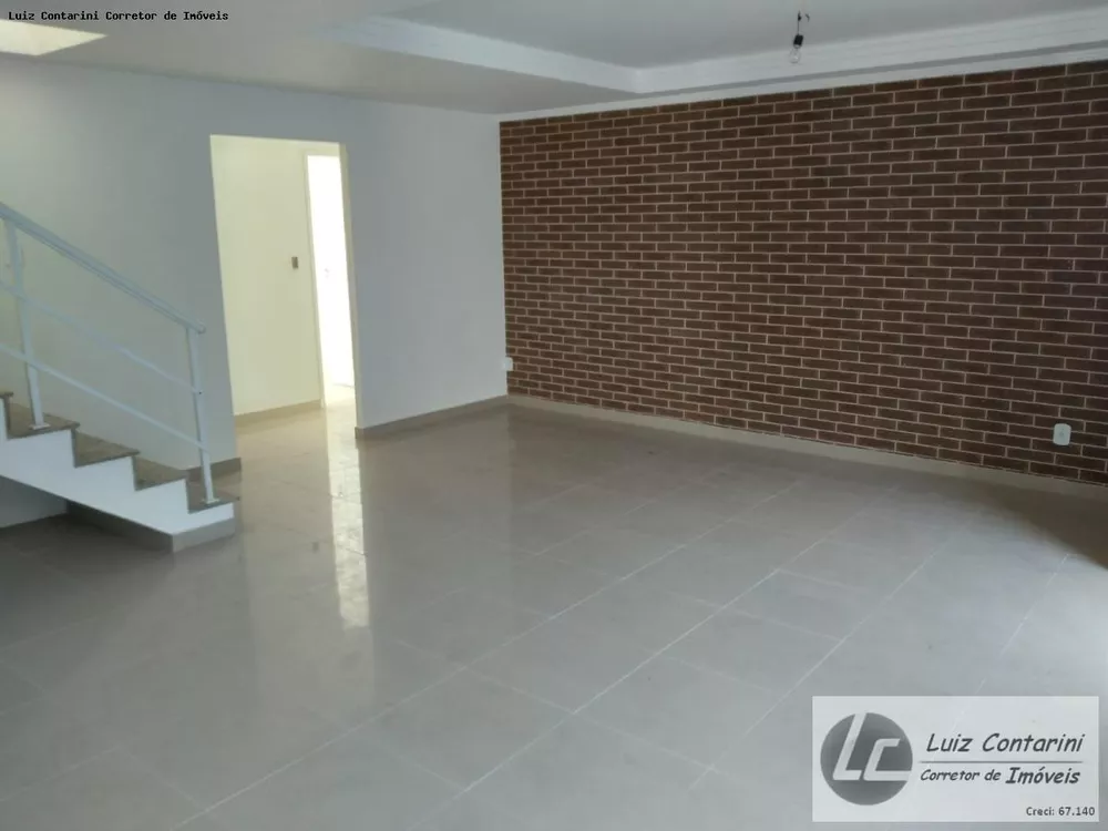 Casa à venda com 3 quartos, 220m² - Foto 2