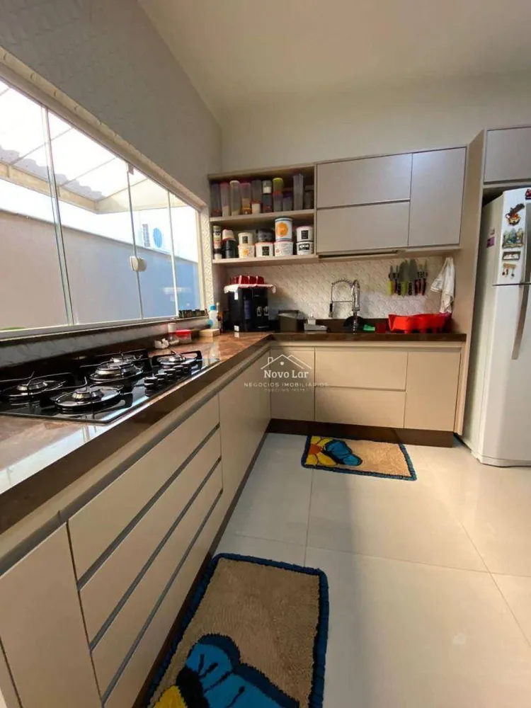 Casa, 3 quartos, 228 m² - Foto 1