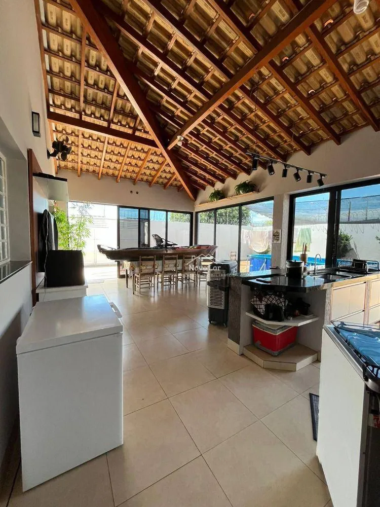 Casa, 3 quartos, 223 m² - Foto 1