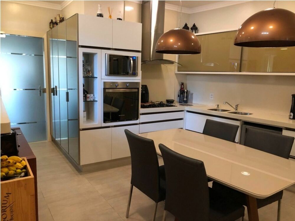 Casa à venda com 4 quartos, 190m² - Foto 1