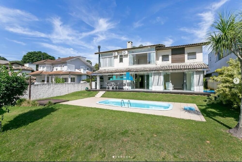Casa de Condomínio para alugar com 4 quartos, 270m² - Foto 1
