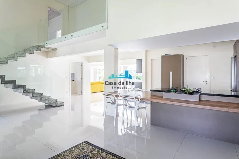 Casa de Condomínio para alugar com 4 quartos, 270m² - Foto 2